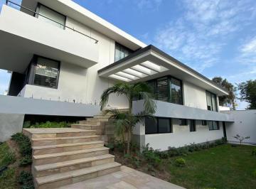 Casa · 800ha · 3 Dormitorios · 4 Estacionamientos · San Isidro Moderna Casa Excelente Ubicacion