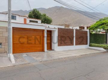 Casa · 274m² · 6 Dormitorios · 2 Estacionamientos · Vive Frente a Parque: Amplia Casa Remodelada en Los Álamos de Monterrico