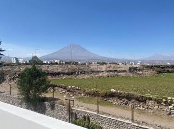 Casa de 4 habitaciones, Arequipa · Se Vende Hermosa Casa con Piscina en Urb. Privada de Cayma