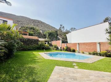 Casa de 3 habitaciones, Lima · ¡Venta de Casa en La Molina con Jardín, Piscina y Amplios Ambientes!
