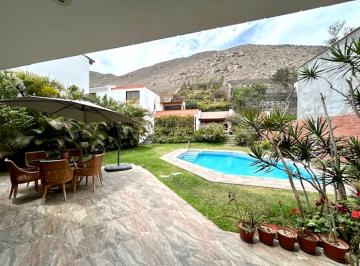 Casa de 3 habitaciones, Lima · ¡Venta de Casa en La Molina con Jardín, Piscina y Amplios Ambientes!