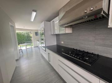 Casa de 3 habitaciones, Lima · Hermosa Casa de Dos Pisos con Sotano, Terraza y Jardín