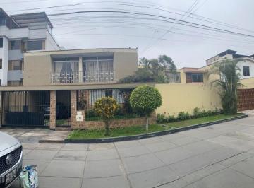Casa de 4 habitaciones, Lima · Venta de Casa Para Remodelar o Como Terreno en Surco