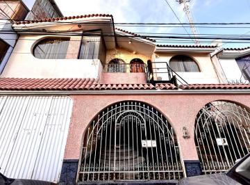 Casa · 200m² · 5 Dormitorios · 1 Estacionamiento · Venta de Casa de 3 Pisos en Alto Selva Alegre, Arequipa