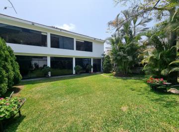 Casa · 399m² · 4 Dormitorios · 3 Estacionamientos · Casa con Amplio Jardín y Terraza en Surco