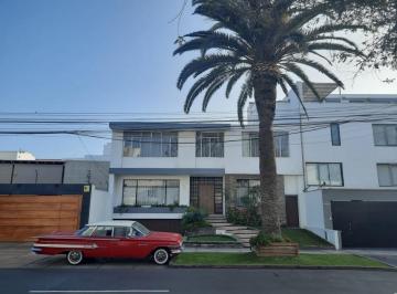 Casa · 320m² · 4 Dormitorios · 5 Estacionamientos · Vendo Bella Casa en Calle Paul Harris N 4, San Isidro