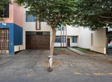 Casa · 302m² · 4 Dormitorios · 2 Estacionamientos · Casa en Trujillo