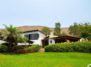 Casa · 1350m² · 7 Dormitorios · 6 Estacionamientos · Vendo Hermosa Casa en Calle El Golf N 4, Urb. La Planicie, La Molina