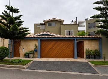 Casa · 282m² · 5 Dormitorios · 2 Estacionamientos · Venta de Hermosa Casa Ubicada Urb en La Molina