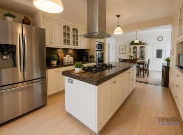 Casa · 282m² · 5 Dormitorios · 2 Estacionamientos · Venta de Hermosa Casa Ubicada Urb en La Molina