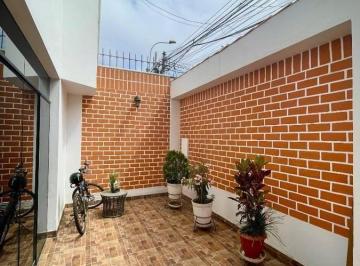 Casa · 259m² · 8 Dormitorios · 2 Estacionamientos · Oportunidad de Inversión Vendo Casa a 3 Minutos de La Upc Chorrillos - $270,000
