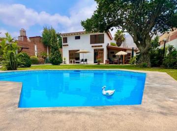Casa · 213ha · 4 Dormitorios · 4 Estacionamientos · Venta La Molina: Casa de Diseño Exquisito en Hermosos Terrenos