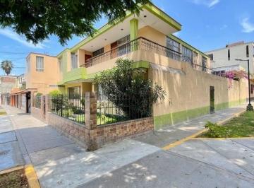 Casa · 370m² · 10 Dormitorios · 2 Estacionamientos · Casa en Santa Catalina