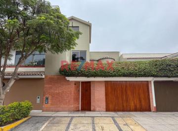 Casa de 5 habitaciones, Lima · Venta de Amplia Casa en Surco Urb. Benavides