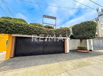 Casa · 354m² · 4 Dormitorios · 2 Estacionamientos · Casa con Potencial Inmobiliario en Av Benavides – Miraflores