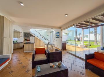 Casa · 220m² · 6 Dormitorios · 3 Estacionamientos · Casa de Playa en Venta