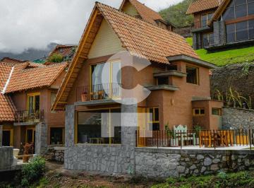 Casa · 211m² · 4 Dormitorios · 2 Estacionamientos · Exclusiva Casa en Huayoccari 318 m², 4 Dorm., Ideal Vivienda o Inversión Airbnb