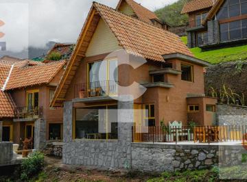 Casa · 211m² · 4 Dormitorios · 2 Estacionamientos · Exclusiva Casa en Huayoccari 318 m², 4 Dorm., Ideal Vivienda o Inversión Airbnb