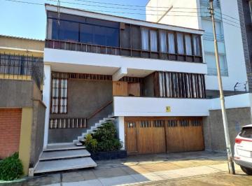 Terreno / Lote · 400m² · 3 Dormitorios · 2 Estacionamientos · Vendo Bonita Casa Como Terreno en Calle Ayacucho N 3, Miraflores