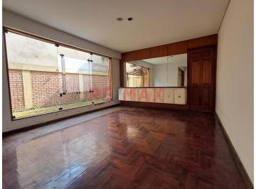 Casa · 464m² · 7 Dormitorios · 2 Estacionamientos · Casa en Santiago de Surco