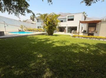 Departamento de 5 habitaciones, Lima · La Molina: Venta de Casa Remodelada con Piscina y Amplio Jardin