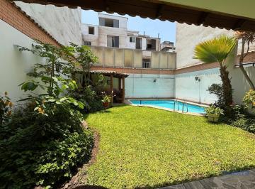 Casa · 370m² · 8 Dormitorios · 2 Estacionamientos · Casa a La Venta en Santiago de Surco