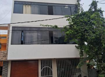 Casa · 390m² · 1 Estacionamiento · Se Remata Preciosa Casa de 3 Pisos Terraza Pachacamac Villa El Sol