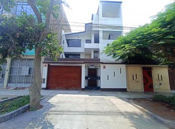 Casa · 399m² · 7 Dormitorios · 1 Estacionamiento · Venta Casa en Urb. El Pinar Comas / 3 Pisos