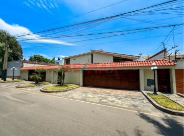 Casa · 700m² · 5 Dormitorios · Residencia Exclusiva en Una de Las Mejores Zonas de Lima