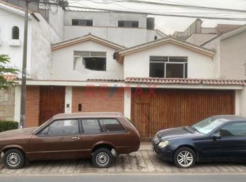Casa · 388m² · 6 Dormitorios · 4 Estacionamientos · Venta de Casa de 3 Niveles en La Molina
