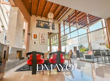 Casa · 480m² · 5 Dormitorios · 4 Estacionamientos · Se Vende: Casa con Piscina, Cava de Vinos y Acabados Premium - Vive en El Máximo Lujo