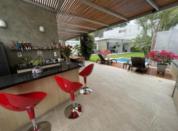 Casa · 489m² · 3 Dormitorios · 4 Estacionamientos · Casa Moderna - Rodeada de Jardines - La Planicie