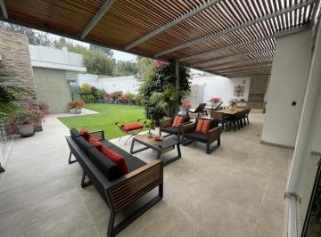 Casa · 489m² · 3 Dormitorios · 4 Estacionamientos · Casa Moderna - Rodeada de Jardines - La Planicie