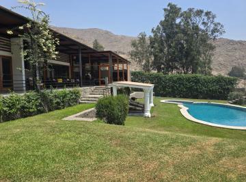 Casa · 1000m² · 8 Dormitorios · 6 Estacionamientos · Casa de Campo a 1 Hora de Lima | 15,000 m² de Naturaleza, Privacidad y Confort
