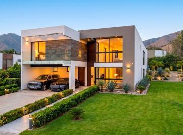 AT: 863 m²
AC: 424 m²

Descubre un proyecto exclusivo en la primera etapa de La  · Residencia de 863 m² en Condominio Privado – La Planicie (Primera Etapa)