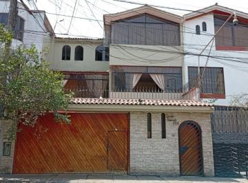 Casa de 6 habitaciones, Lima · Casa en Venta de 3 Pisos con Piscina y Cochera Doble