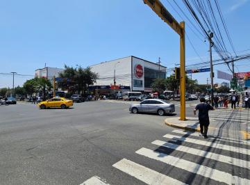 Local comercial · 372m² · 7 Estacionamientos · Centro Comercial en Venta - Surco - 5 Locales - Parque de La Amistad