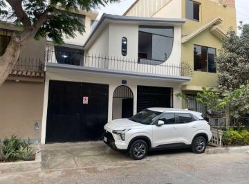 Casa de 6 habitaciones, Lima · Casa de 3 Niveles de 6 Dorm. + Local Comercial - Sagitario
