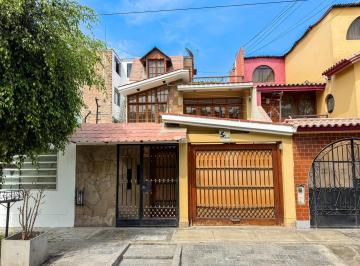 Casa · 203m² · 3 Dormitorios · 1 Estacionamiento · Casa en Santiago de Surco