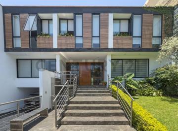 Casa · 443m² · 3 Dormitorios · 2 Estacionamientos · Elegante Casa Totalmente Remodelada en Corpac San Isidro Diseño Arquitectónico