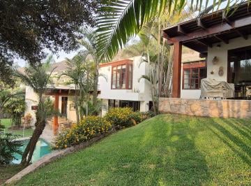 Vista desde el jardín hacia el segundo piso de la · Acogedora Casa con Vistas Panorámicas y Bellos Jardines