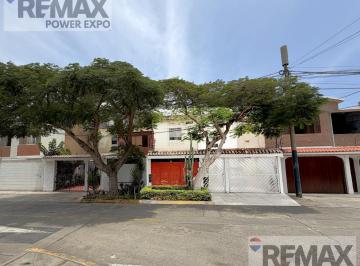 Casa · 165m² · 6 Dormitorios · 1 Estacionamiento · Venta de Hermosa Casa Frente a un Parque en Surco