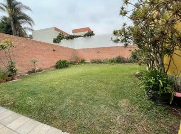Casa · 362m² · 5 Dormitorios · 2 Estacionamientos · Casa en Condominio - Gran Jardín - Fundo Monterrico en Calle Cerrada - Surco