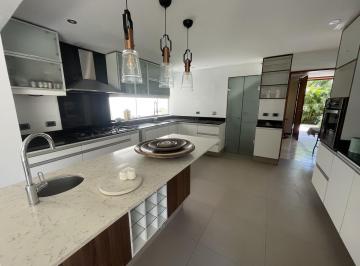 Casa · 362m² · 5 Dormitorios · 2 Estacionamientos · Casa en Condominio - Gran Jardín - Fundo Monterrico en Calle Cerrada - Surco