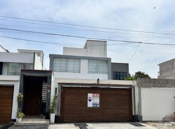 Casa de 4 habitaciones, Lima · Venta de Casa de 3 Pisos de 300 m² en Chorrillos con 2 Cocheras