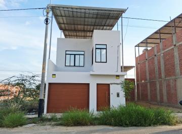 Casa · 177m² · 3 Dormitorios · 1 Estacionamiento · Ocasión Casa en Venta / Traspaso Urb. San Isidro Mz D1 Lote 06 A. T 77.7 m² A. C 117.5 m²