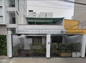 Casa · 212m² · 1 Estacionamiento · Casa Como Terreno Miraflores - Pardo /santa Cruz