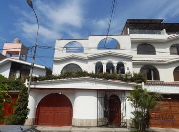 Casa · 220m² · 4 Dormitorios · 1 Estacionamiento · Venta de Casa en La Molina - Santa Patricia Etapa III
