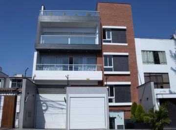 Ubicado en Calle Los Capulíes 873, en una de las zonas más tranquilas y residenc · Moderno Dúplex con Terraza en Venta – Miraflores