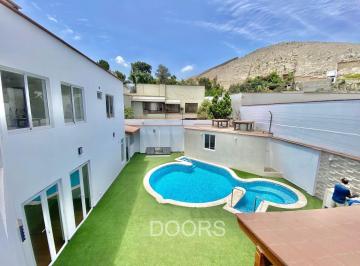 Casa · 339m² · 6 Dormitorios · 3 Estacionamientos · Casa Exclusiva en Venta en La Av Ferrero, La Molina